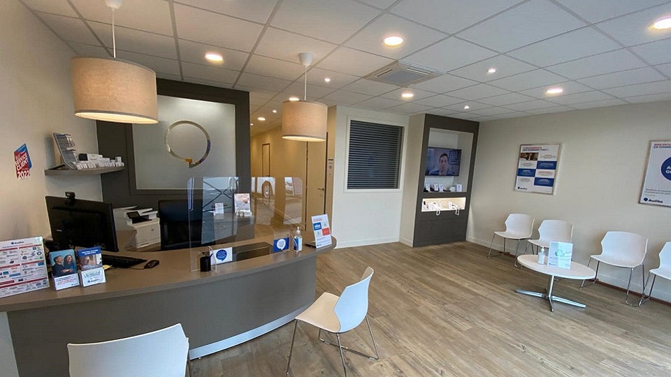 Centre auditif Audika moderne et accueillant à Plaisance-du-Touch avec espace d’accueil et salle d’attente lumineuse.