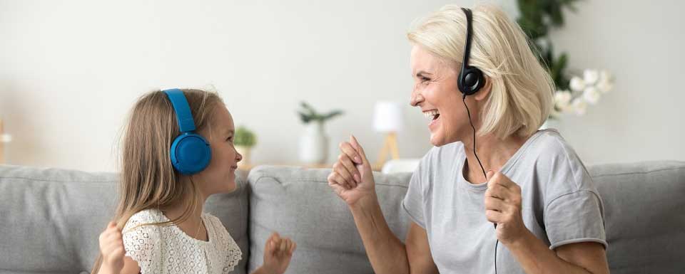 Une mère et sa fille écoute de la musique