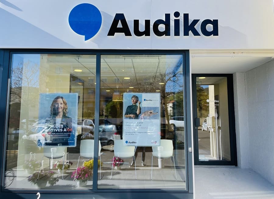 Façade du nouveau centre Audika à Draguignan avec affiches promotionnelles visibles en vitrine.