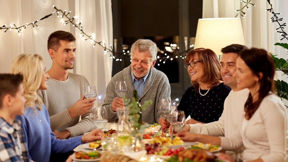 Repas festif en famille autour d’une table décorée pour les fêtes de fin d’année.