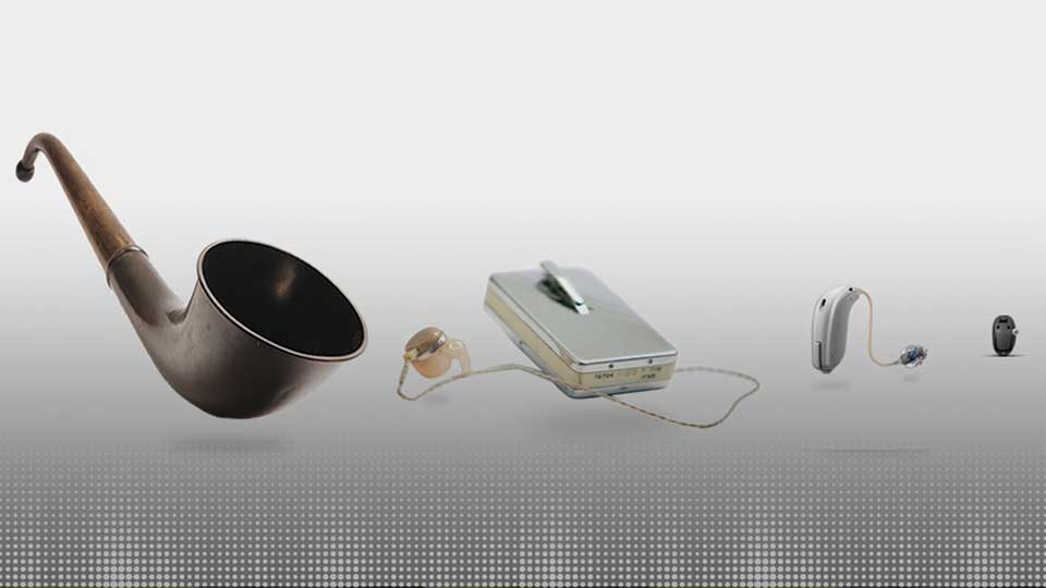 Évolution des aides auditives, depuis les cornets acoustiques anciens jusqu'aux appareils auditifs modernes.