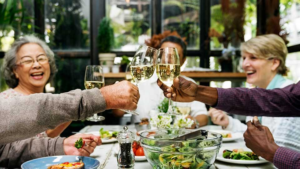 Une femme profite d'un dîner avec sa famille grâce à ses aides auditives