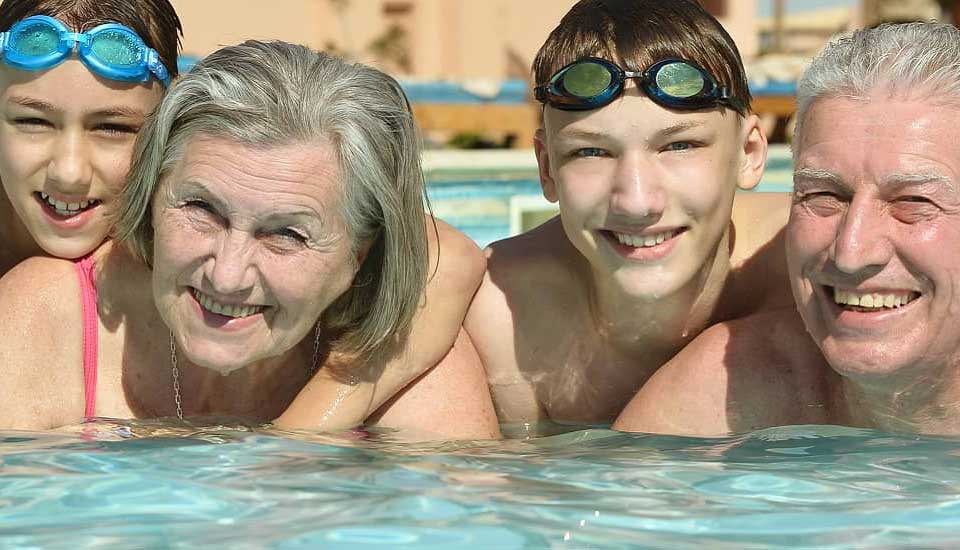 Personnes en train de se baigner dans une piscine