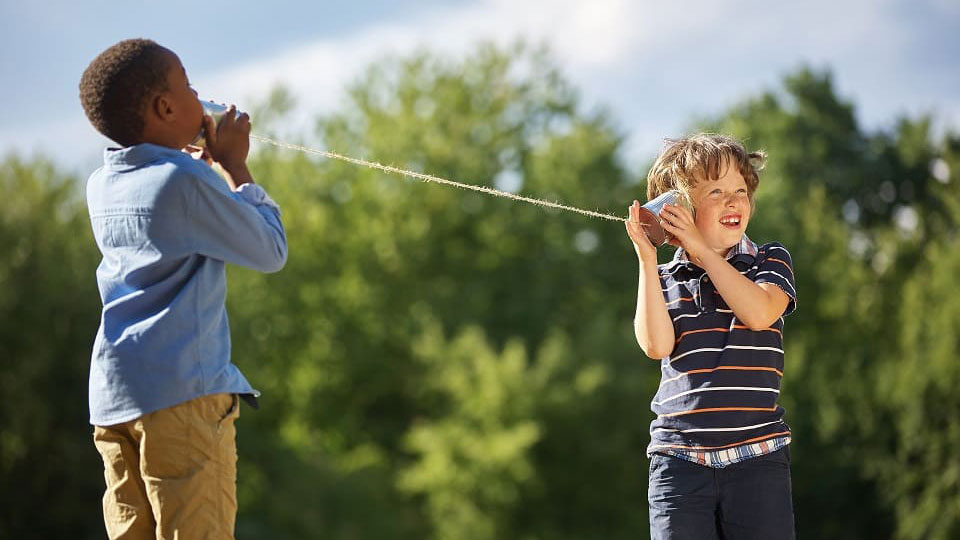 Des enfants souffrants de perte auditive s'amusent en extérieur