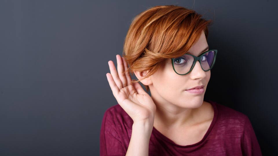 Une femme tend l'oreille