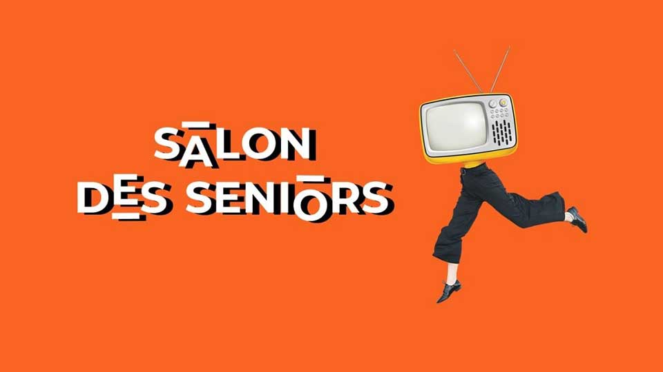 Visuel moderne et créatif du Salon des Seniors avec un fond orange vif et une personne sautant, portant une télévision vintage comme tête.