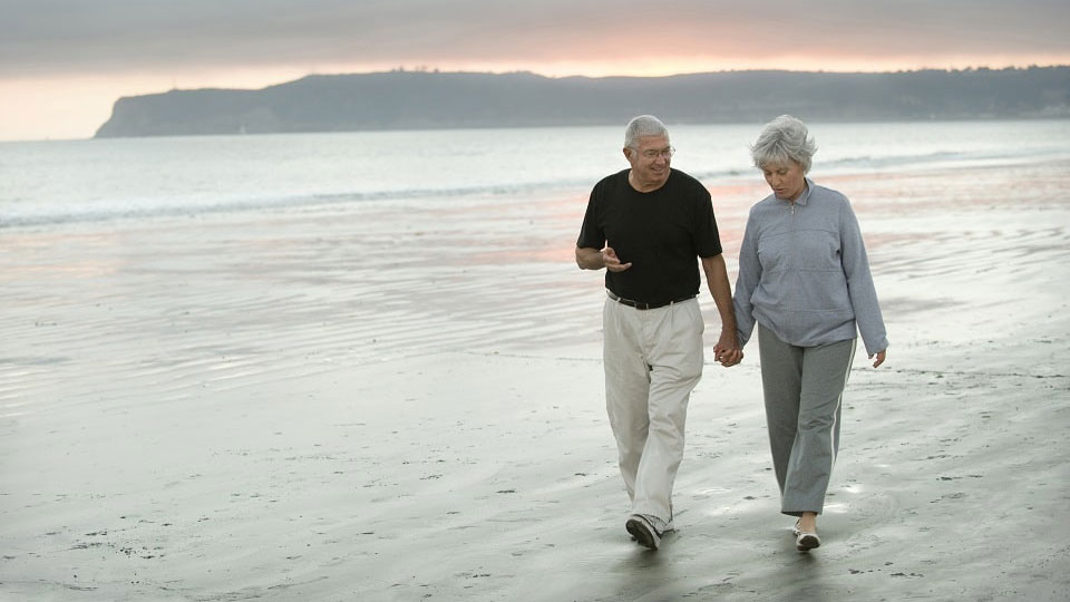 Couple marchant sur la plage