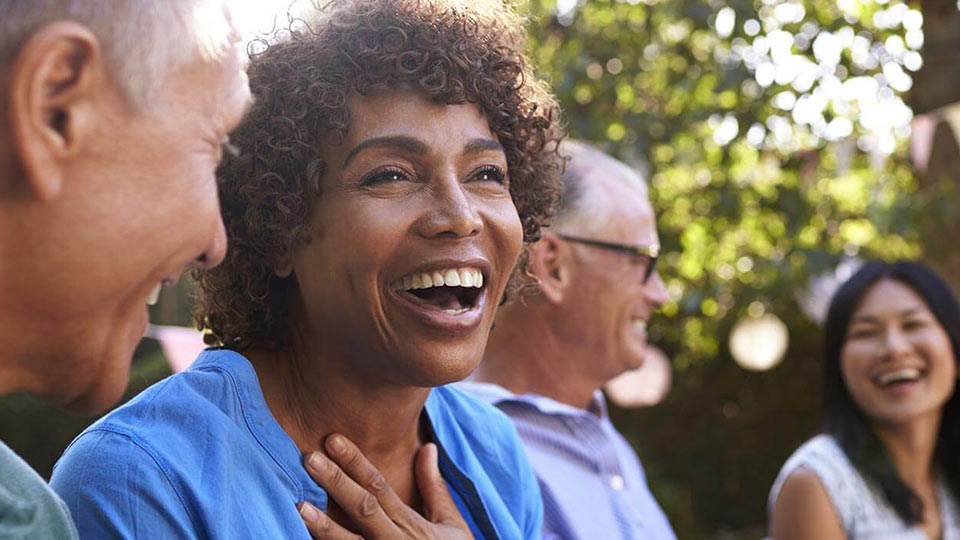 Des amis discutent de l’importance d’un dépistage auditif.