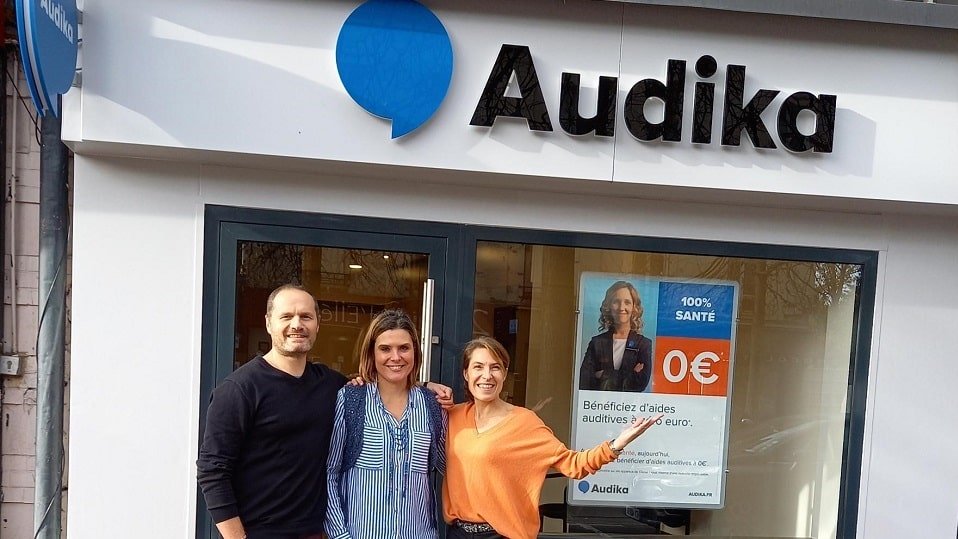 Équipe Audika Chelles devant le centre Audika récemment ouvert.
