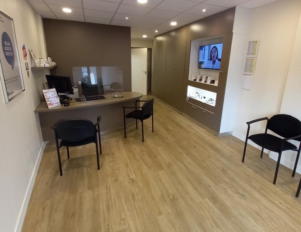 intérieur moderne du centre auditif Audika Chelles avec bureau, chaises et présentoirs