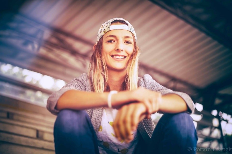 Entretien avec Marie Riverau dans un environnement décontracté.