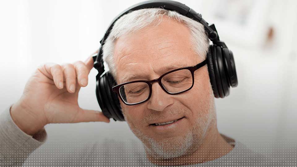 Bannière promotionnelle pour le mois de l’audition 2019, représentant une personne portant un casque audio.