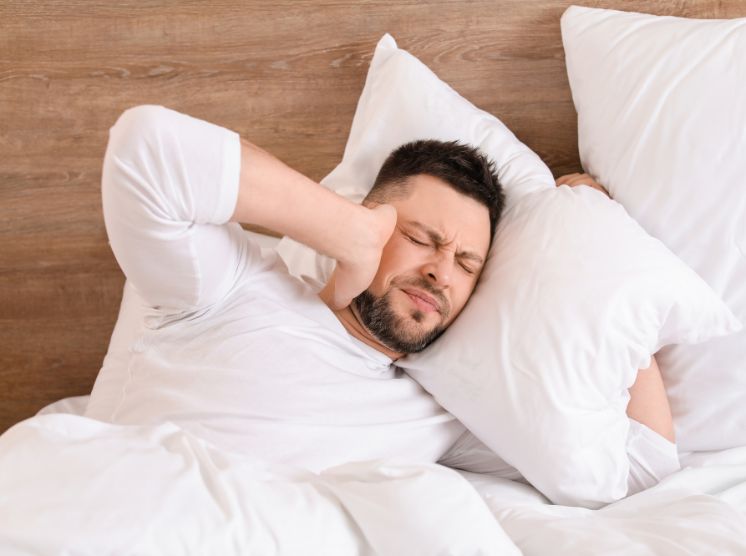 Homme perturbé par une otite noctune