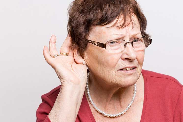 Une dame tend l'oreille