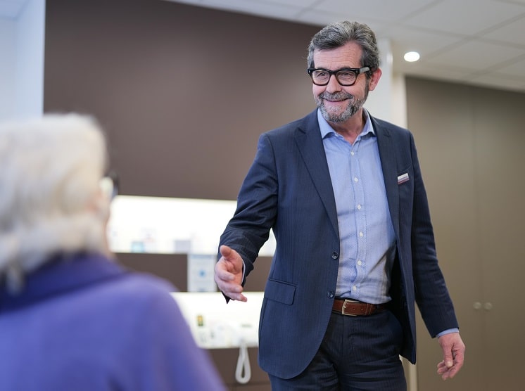 Un professionnel de l’audition accueille une cliente dans un centre Audika.