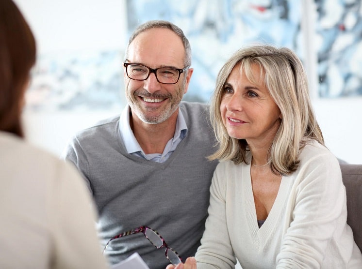 Un couple de séniors consulte un audioprothésiste en centre