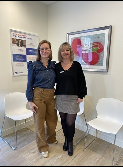 Image présentant l'équipe audioprothésiste et assistante du centre Audika Dinard