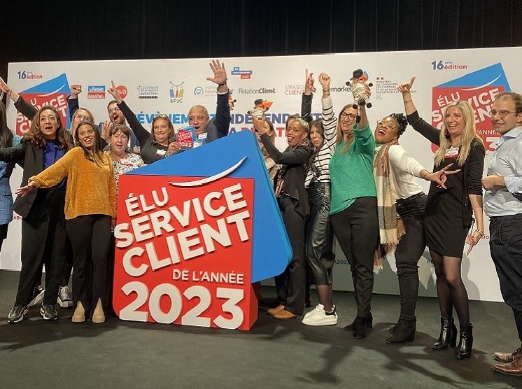 Toute l'équipe Audika en train de célébrer la remise de prix ESCDA 2023