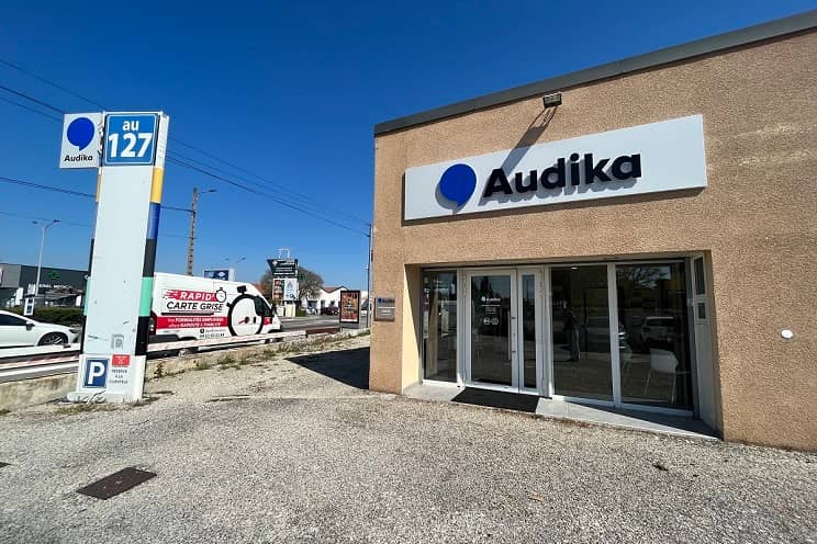 Ouverture d’un nouveau centre auditif Audika à Montélimar, façade ensoleillée et parking adjacent.