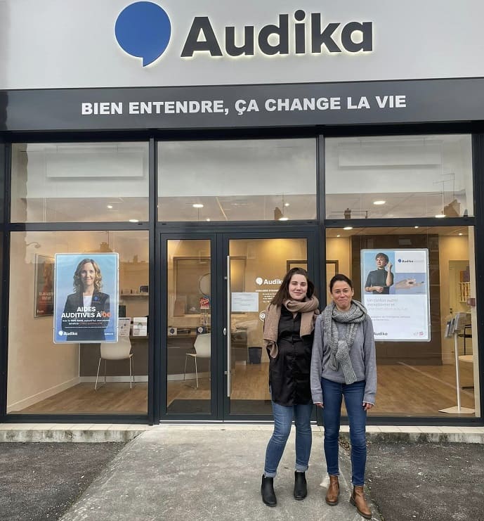 Image montrant l'équipe du centre Audika La Ferte Macé devant la façade du centre
