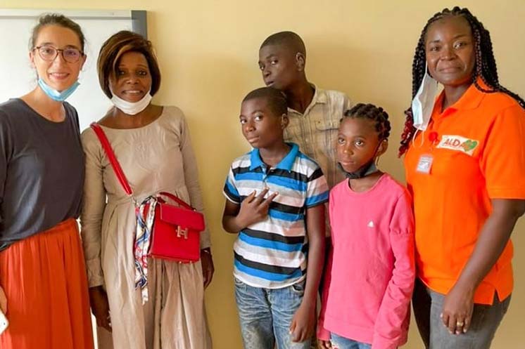 Une audioprothésiste Audika et une famille Camerounaise lors d'une mission humanitaire