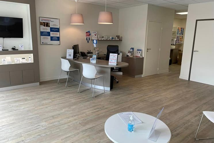 Intérieur lumineux et moderne du centre auditif Audika Les Sables d’Olonne, avec un espace d’accueil chaleureux et un bureau équipé pour des consultations auditives.