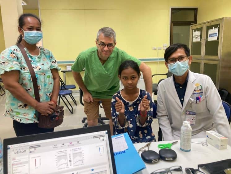 Une maman et sa fille après une consultation avec les deux audioprothésistes lors de la mission humanitaire de Audika au Cambodge en novembre 2023