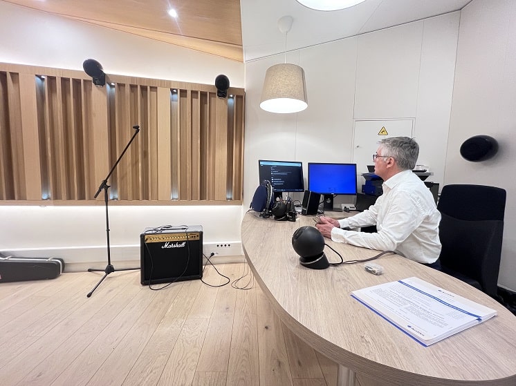 Un audioprothésiste dans la cabine à musique