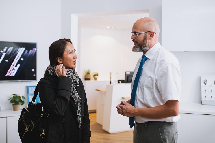 Un patient rencontre un audioprothésiste Audika pour discuter de problème auditif
