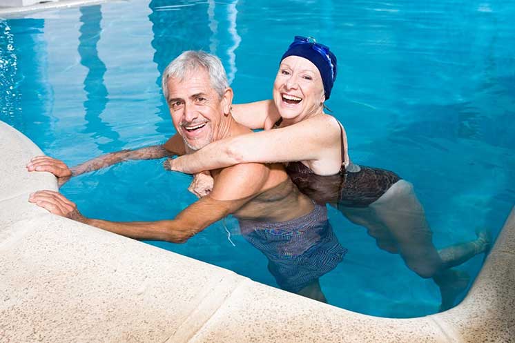 Un couple senior profitant de la piscine
