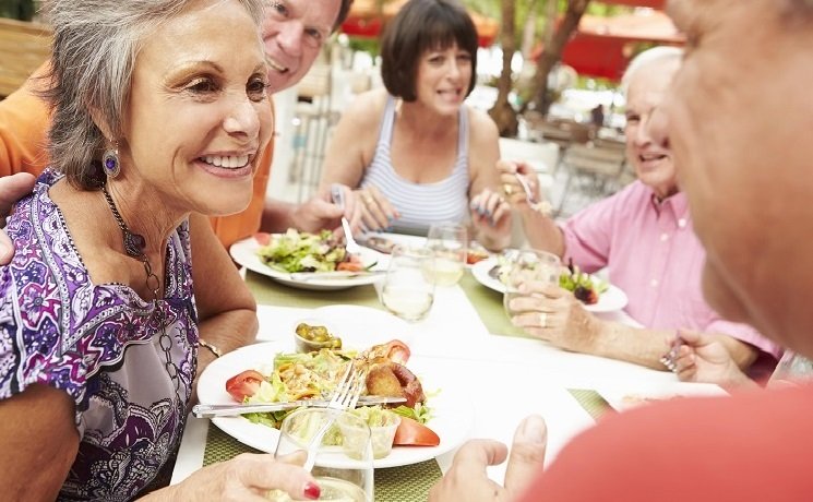 Personne appareillée en train de discuter pendant un repas de famille