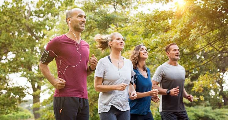 Pratiquer le sport en plein air avec des équipements auditifs.
