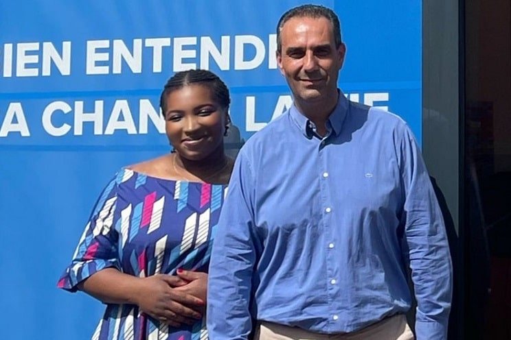 Audioprothésiste et assistante posant devant le centre auditif Audika Châtenay-Malabry