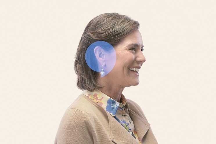 Femme âgée portant des appareils auditifs modernes