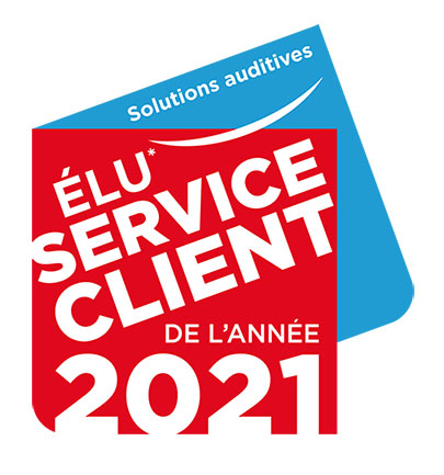Un badge rouge et bleu comportant le texte : « ÉLU SERVICE CLIENT DE L’ANNÉE 2021 » et « Solutions auditives », récompensant un service client dans le domaine de l’audition.