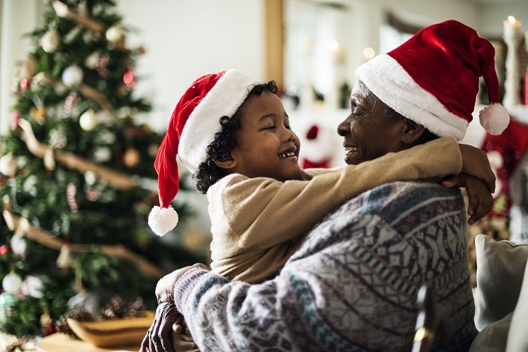 Un enfant dans les bras de son père appareillé le soir du réveillon de noël
