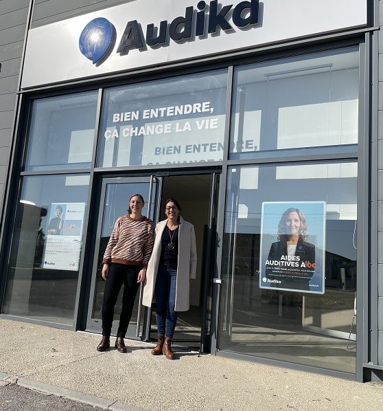 Équipe du centre Audika Avignon-Vedène debout devant l’entrée sous l’enseigne et les affiches du centre.