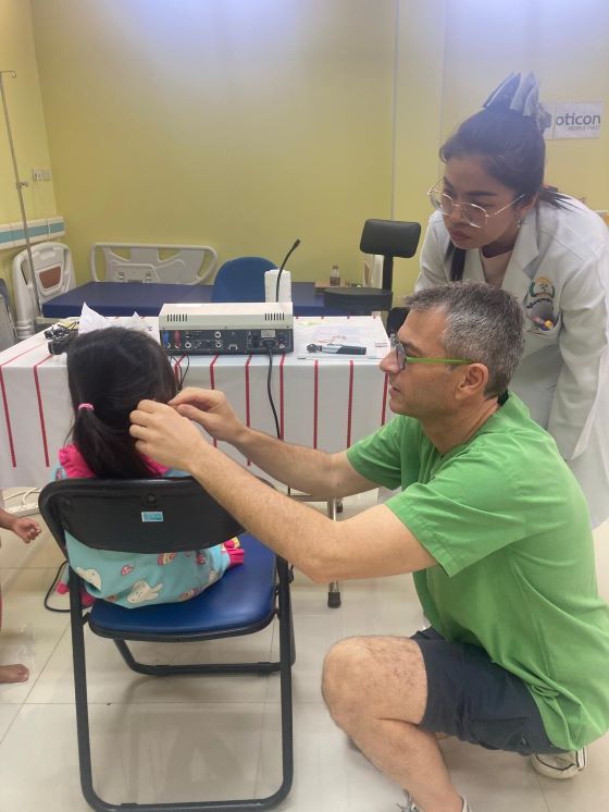 Une petite fille reçoit un ajustement auditif pendant une mission humanitaire d’Audika au Cambodge.