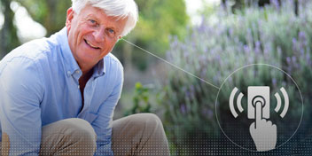 Utilisation d'appareils auditifs avec contrôle tactile en plein air