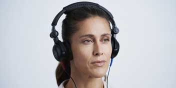 Une femme porte un casque audio