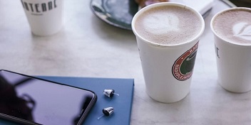 Des appareils auditifs invisibles posés sur une table à café 