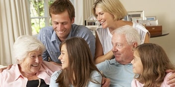 Des membres de la famille souriants profitant de moments ensemble, représentation des clients Audika.