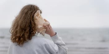 Écouter le son de la mer avec un coquillage.