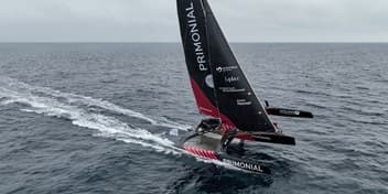 Trimaran Primonial naviguant sur l'océan par temps couvert