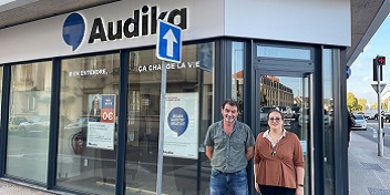 Deux personnes devant un centre auditif Audika à Dijon