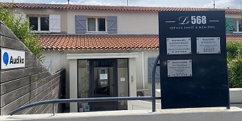 Devanture du centre auditif Montpellier Aiguelongue avec panneau indiquant 'Espace Santé & Bien-Être' et le logo Audika.