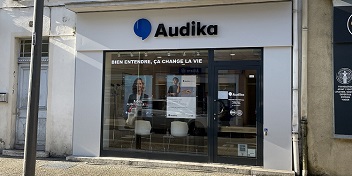 Devanture du centre auditif Audika à Bourg-en-Bresse, avec vitrines affichant le slogan ’Bien entendre, ça change la vie’.