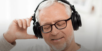 Écoute avec des écouteurs pour vérifier l’audition