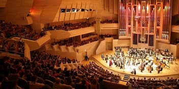 Des personnes assistent à un concert de musique classique