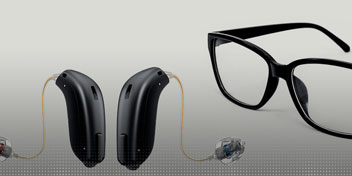 Aides auditives avec lunettes noires